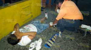 Taxi impacta a motociclista y le destroza el pie derecho Taxi Impacta Motociclista Destroza Pie Derecho