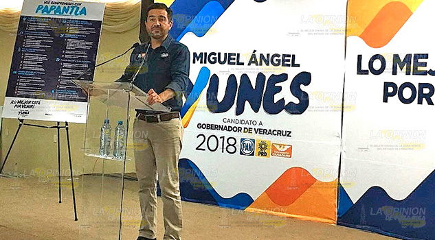 Miguel Ángel Yunes, preside foro en Papantla