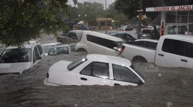 Video: Tormenta inunda Aguascalientes y arrastra varios vehículos