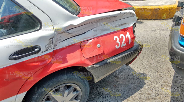 Caos por choque en la avenida Madero, camioneta impactó a taxi