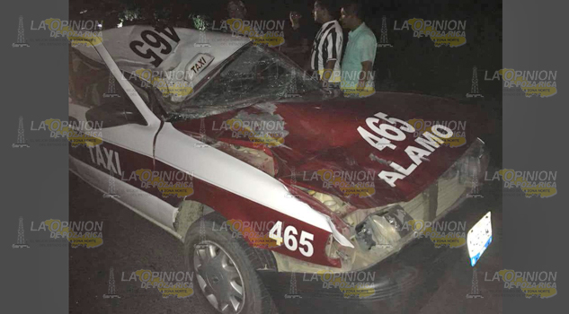 Encontronazo entre un taxi y el citado semoviente, dejó daños materiales y el equino muerto