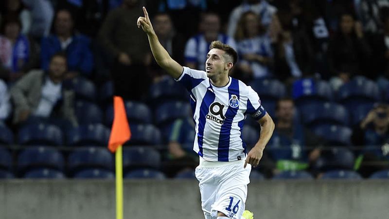 Héctor Herrera es premiado por el mejor gol del año en Portugal