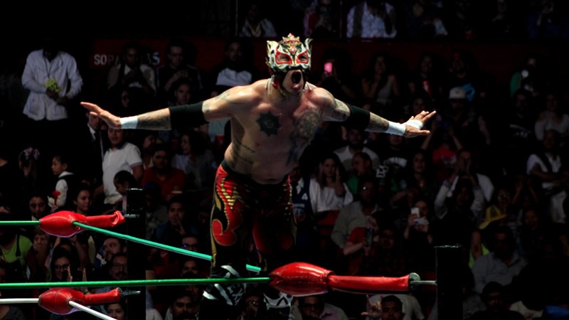 Rey Fénix debutó con una victoria en el CMLL