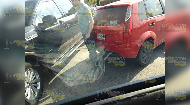 Frena de golpe y provoca accidente