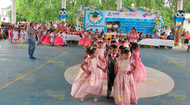 Egresan de preescolar mas de un centenar de niños