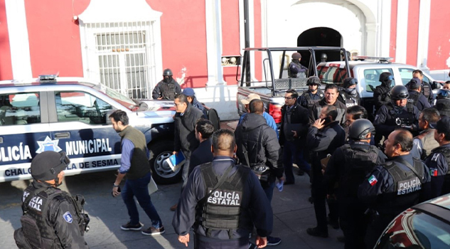 Vinculan a proceso a 17 policías por usurpación de funciones