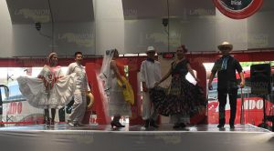 Realizan muestra folclórica de la región en la central México-Tapo