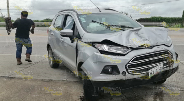 Cuantiosos daño y dos personas lesionadas al salir camioneta de camino