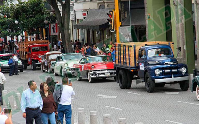 Sorprende a xalapeños el Desfile de Autos Antiguos para conmemorar el Día del Padre