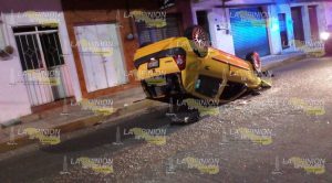 Volcó su vehículo en plena zona centro de Tlapacoyan.