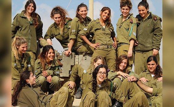 Mujeres del Ejército israelí no pueden sacarse el sostén para dormir, fumar o usar pantalones cortos