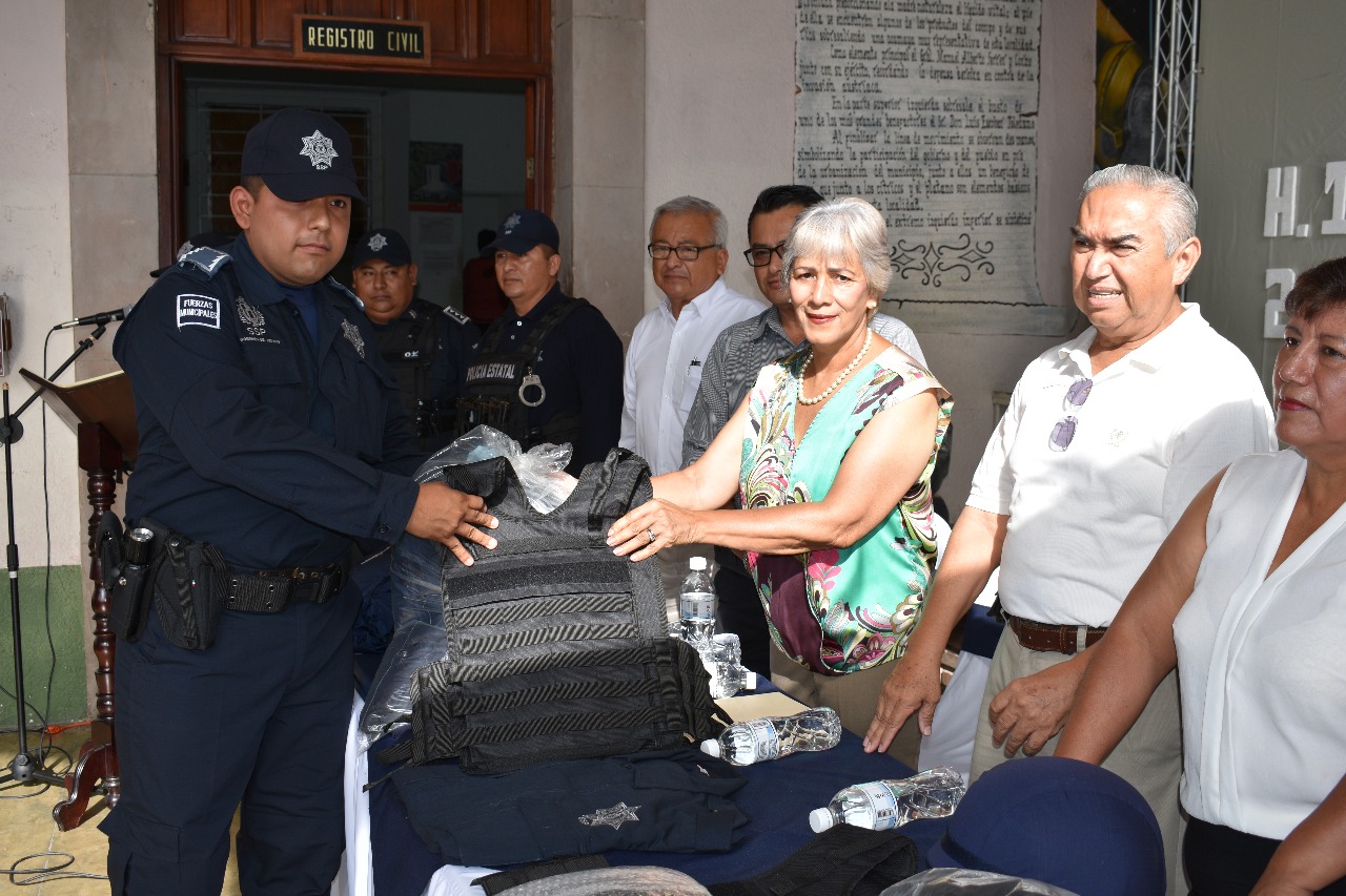 Alcaldesa y ediles entregan uniformes y equipo táctico a policías municipales