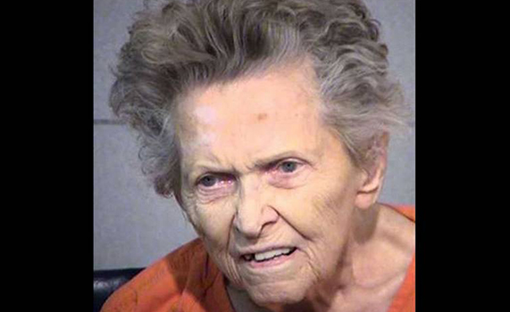 Para evitar el asilo mujer de 92 años, asesina de tres balazos a su hijo en EU