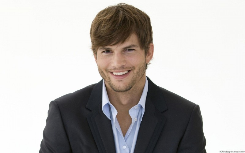 Ashton Kutcher, es divertido, se la juega por el amor, quiere crear un mundo mejor y largo