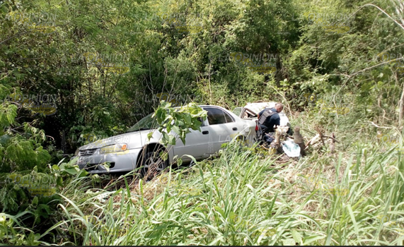 Caen dos autos a un barranco