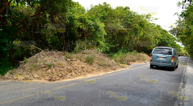 Dejan montículos de tierra sobre carretera Castillo de Teayo-Tihuatlán Dejan Montículos Tierra Sobre Carretera Castillo de Teayo Tihuatlán