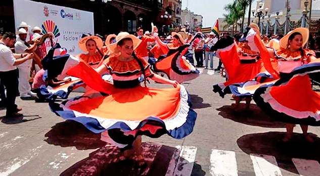 Folklore alegra calles de Córdoba
