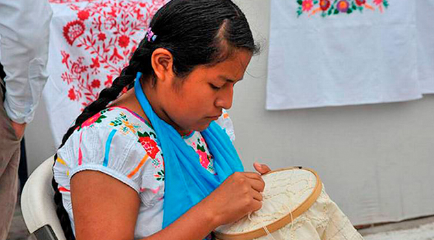 Por temor a discriminación indígenas ponen en riesgo sus raíces