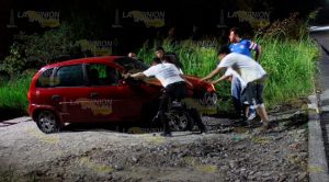 Estampa su auto contra banqueta Estampa Auto Contra Banqueta