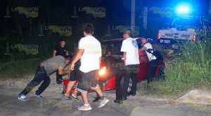 Estampa su auto contra banqueta Estampa Auto Contra Banqueta