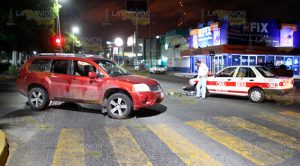 Fuerte choque entre taxi y camioneta en la madrugrada Fuerte Choque Entre Taxi Camioneta Madrugrada