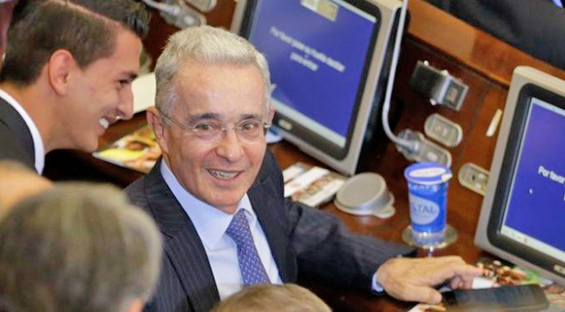 Colombia: expresidente Uribe deja Senado por investigación