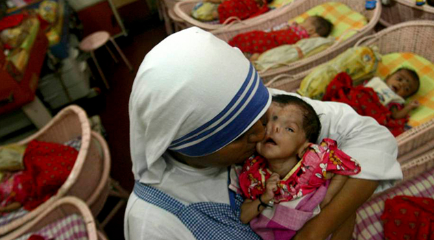 Inspeccionan centros de la Madre Teresa por sospecha de tráfico Inspeccionan Centros Madre Teresa Sospecha Tráfico