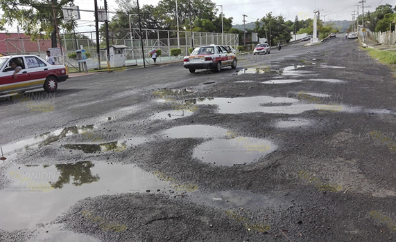 Calles de Cerro Azul son campos minados