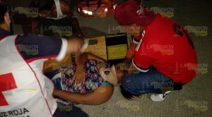 Pareja en motocicleta sufre aparatosa caída Pareja Motocicleta Sufre Aparatosa Caída