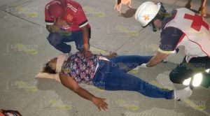 Pareja en motocicleta sufre aparatosa caída Pareja Motocicleta Sufre Aparatosa Caída