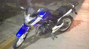 Pareja en motocicleta sufre aparatosa caída Pareja Motocicleta Sufre Aparatosa Caída