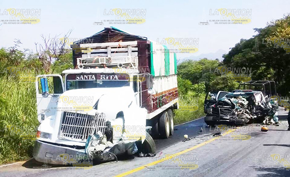Patrulla choca contra camión, hubo un muerto