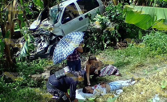 Trágica volcadura de una camioneta, un muerto hay doce heridos