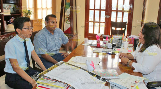 Reconocen a dos alumnos por desempeño educativo