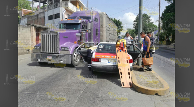 Trailer y taxi protagonizan aparatoso accidente en el libramiento Adolfo López Mateos de Tuxpan