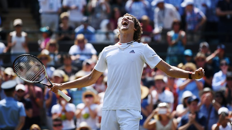 Zverev sufre para doblegar y avanzar en Wimbledon
