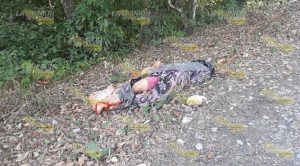 Hallan cuerpo en cobijado en camino a El Mango
