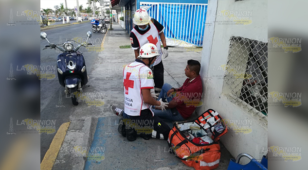 ¡Escolta de diputado cae de motocicleta!