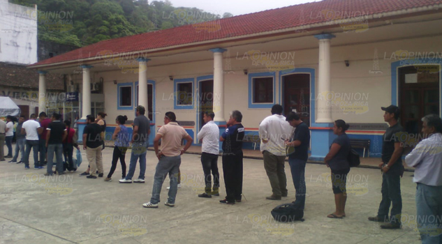 Larga fila de ciudadanos en la casilla especial en Chicontepec