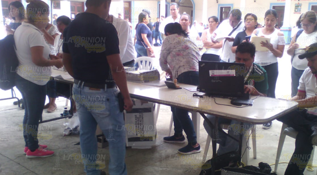 Larga fila de ciudadanos en la casilla especial en Chicontepec