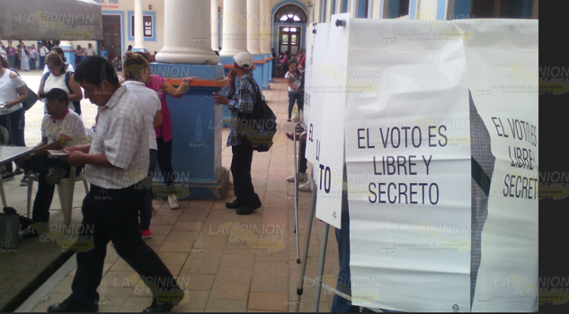 Larga fila de ciudadanos en la casilla especial en Chicontepec