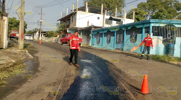 Fuga de aceite por ruptura de un ducto en colonia La Puerta de Cerro Azul