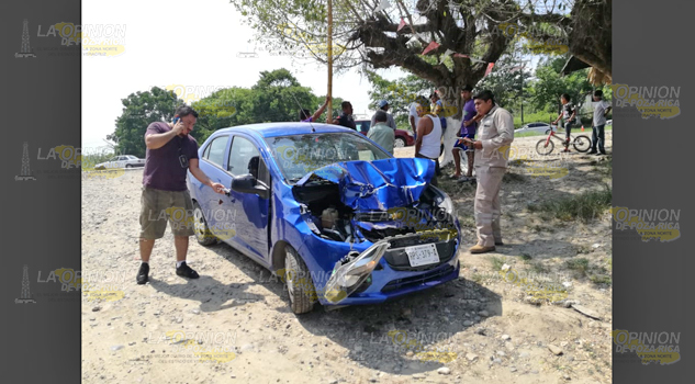 No pudo evitar el choque y termina impactado contra camioneta en la autopista Tuxpan - Poza Rica