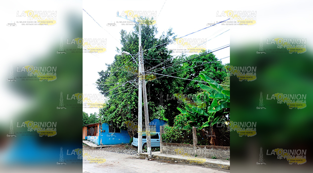 Poste, a punto de causar una tragedia, varillas lo sostienen