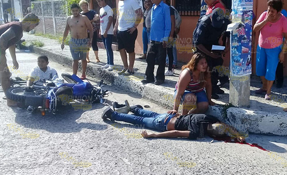 Motociclista se debate entre la vida y la muerte, al chocar de frente contra ciclista en Tuxpan