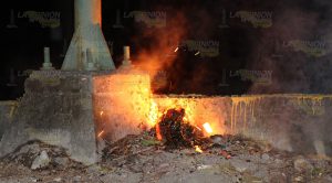 Se sale del camino, terminó impactado en un poste en Papantla