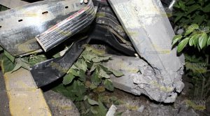 Se sale del camino, terminó impactado en un poste en Papantla