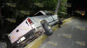 Se sale del camino, terminó impactado en un poste en Papantla