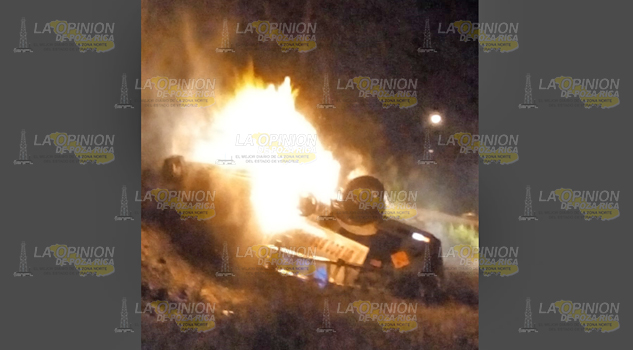 Choque y posterior incendio de una pipa genera conmoción entre la poblacion de Tihuatlán