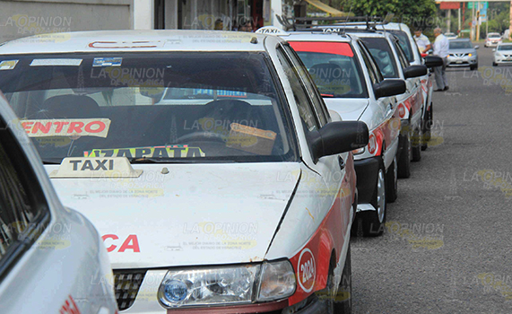 Taxistas reclaman cuota del pago del tarjetón de derechos vehiculares